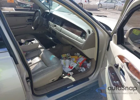 2001 Lincoln Town Car Cartier из США, поврежденный, VIN 1LNHM83W81Y706332